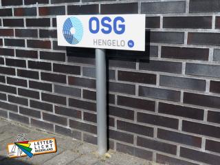 Parkeerborden met bedrijfsnaam op ronde paal